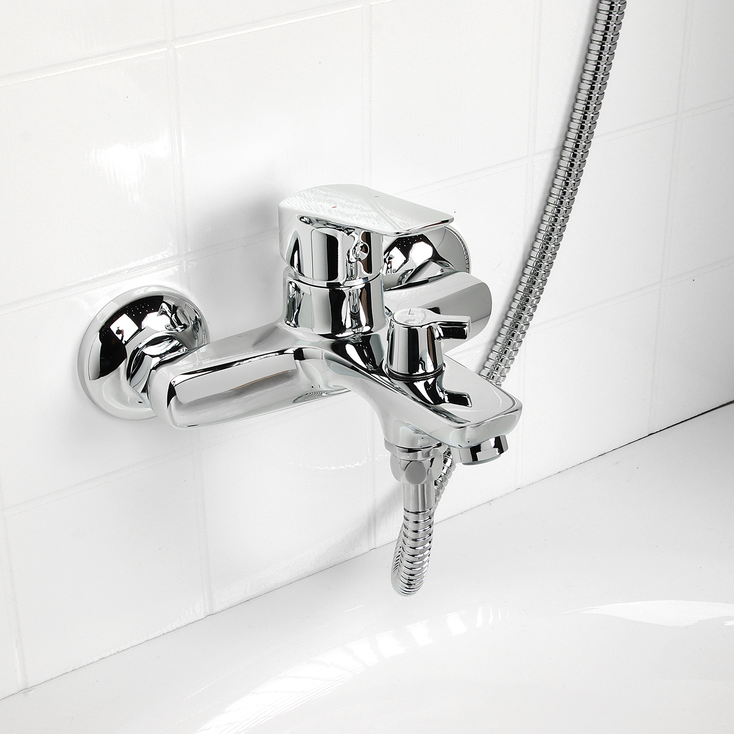 Смеситель для ванны IDDIS Vibe, короткий излив, однорычажный