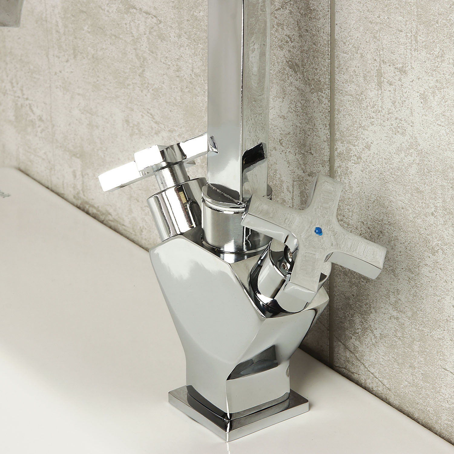 Смеситель для умывальника Potato P1073, короткий излив, двухвентильный