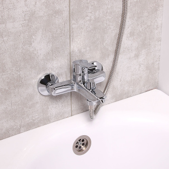 Смеситель для ванны Milardo Stripe, короткий излив, однорычажный, с лейкой